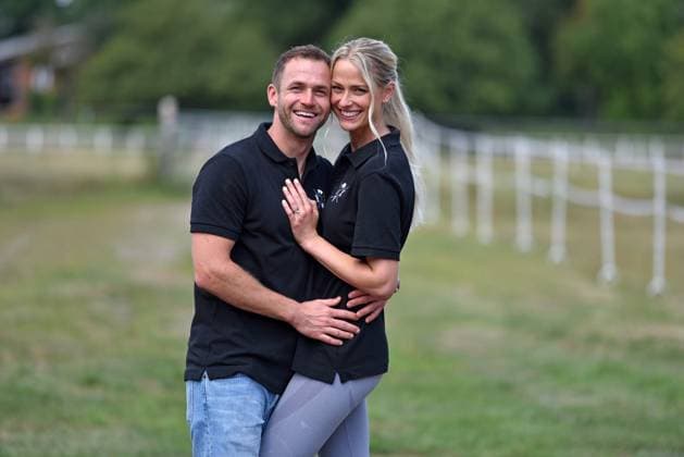 Philipp Stehler mit Ehefrau Vanessa Stehler beim Tag der offenen Tür des Reitzentrum Stehler in Gartow am 03.08.2024 *** Philipp Stehler with his wife Vanessa Stehler at the open day of the Stehler Riding Center in Gartow on 03 08 2024