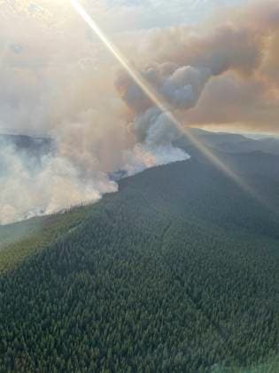 Kanada, Waldbrände in British Columbia (240804) -- ALBERTA, Aug. 4, 2024 -- This photo taken on Aug. 2, 2024 shows smoke billowing from wildfires in west-central Alberta, Canada. (Alberta Wildfire Handout via Xinhua) CANADA-WILDFIRES LinxWei 