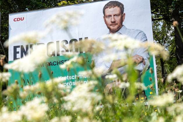 Wahlplakat von Ministerpräsident Michael Kretschmer, CDU, Wahlkampf in Sachsen, Zwickau, August 2024 Deutschland, Zwickau, 3. August 2024, Wahlplakat von Ministerpräsident Michael Kretschmer, CDU, auf einer grünen Wiese, Wahlslogan: Energisch, weil es um Sachsen geht, Wahlkampf in Sachsen, die sächsischen Landtagswahlen sind am 1. September, Politiker, Politik, *** Election poster of Prime Minister Michael Kretschmer, CDU, election campaign in Saxony, Zwickau, August 2024 Germany, Zwickau, August 3, 2024, election poster of Prime Minister Michael Kretschmer, CDU, on a green meadow, election slogan Energetic, because its about Saxony, election campaign in Saxony, the Saxon state elections are on September 1, politicians, politics,
