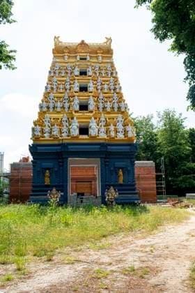 Hindu Temple being Constructed Berlin, Germany. The Sri Ganesha Hindu Temple being Constructed in Reuterkiez Kreuzberg to accomodate an Asian Religion. Berlin - Kreuzberg Near Volksprak Hasenheide Berlin Germany Copyright: xGuidoxKoppesx