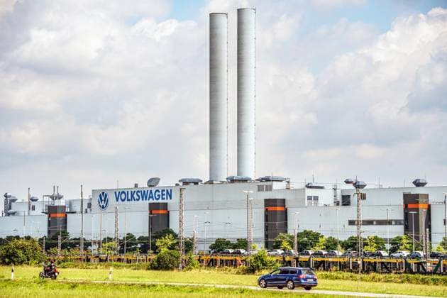 VW Werk, Volkswagenwerk Zwickau im Stadtteil Mosel, Zwickau, August 2024 Deutschland, Zwickau, 3. August 2024, VW Werk, Volkswagenwerk Zwickau im Stadtteil Mosel, das Automobilwerk hat ca. 8000 Mitarbeiter, das Volkswagen-Werk baut inzwischen nur noch E-Modelle, Fahrzeuge mit Elektromotor wie den VW ID.4 und ID.5, sowie den Audi Q4 e-tron und den Audi Q4 Sportback e-tron, Zwickau ist seit 120 Jahren ein Zentrum der Sächsischen Automobilindustrie, Unternehmen, Verkehr, Sachsen, *** VW plant, Volkswagen plant Zwickau in the Mosel district, Zwickau, August 2024 Germany, Zwickau, 3 August 2024, VW plant, Volkswagen plant Zwickau in the Mosel district, the automobile plant has approx. 8000 employees, the Volkswagen plant now only builds electri