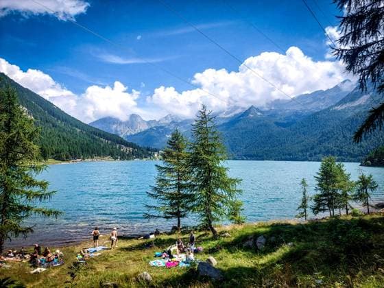 August 4, 2024, Turin, Italy: Alcuni turisti cercano refrigerio in riva al lago di Ceresole, nella valle Orco, circondato dalle vette del Gran Paradiso, Torino, 04 agosto 2024. Some tourists cool off on the shore of Lake Ceresole, in the Orco valley, surrounded by the peaks of the Gran Paradiso mountains, near Turin, Italy, 04 August 2024. ANSA TINO ROMANO04 August 2024. Turin Italy  - ZUMAa110 20240804_zaf_a110_030 Copyright: xTinoxRomanox