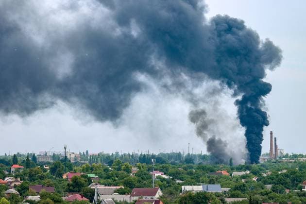 News Themen der Woche KW31 News Bilder des Tages RUSSIA, LUGANSK - AUGUST 4, 2024: Smoke billows over the city after a Ukrainian military strike. Alexander Reka TASS  72741651