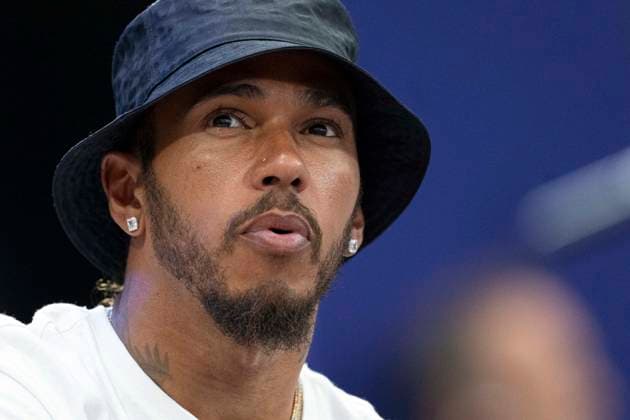 Entertainment Bilder des Tages Celebrities in the stands of the Fencing event at the Grand Palais during the Paris2024 Olympic Games Olympics Lewis Hamilton Celebrities in the stands of the Fencing event at the Grand Palais during the Paris2024 Olympic Games Olympics , August 4, 2024 Perusseau Jacovides Bestimage Celebrities in the stands of the Fencing event at the Grand Palais during the Paris2024 Olympic Games Olympics , August 4, 2024 Paris France  Copyright: xJacovides-Perusseaux xBestimagexJacovides-Perusseaux xBestimagex