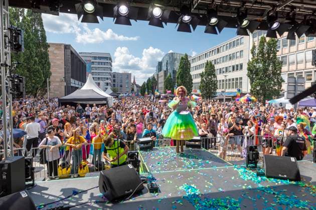 Reportage 03.08.2024 Der 25ste CSD in Nürnberg, der Demo-Zug am Samstag durch die Nürnberger Innenstadt mit über 12 000 Besucher, Motto: 25 Jahre und lauter denn je, super Wetter, super Stimmung, alles friedlich Dean Deville führt durchs Programm Nürnberg Bayern Deutschland *** Report 03 08 2024 The 25th CSD in Nuremberg, the demo procession on Saturday through Nuremberg city center with over 12,000 visitors, motto 25 years and louder than ever, great weather, great atmosphere, everything peaceful Dean Deville leads through the program Nuremberg Bavaria Germany