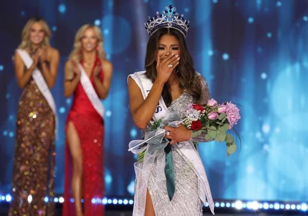 Bilder des Jahres 2024, Entertainment 08 August Entertainment Bilder des Tages, Highlight August 4, 2024, Los Angeles, Ca, USA: LOS ANGELES, CALIFORNIA - AUGUST 04: Alma Cooper, Miss Michigan USA, winner of the 2024 Miss USA Pagent Contest is seen onstage during the 73rd annual Miss USA Pageant at Peacock Theater on August 04, 2024 in Los Angeles, California. Los Angeles USA - ZUMAs181 20240804_zea_s181_038 Copyright: xCraSHx