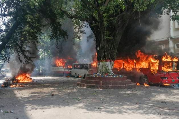 News Themen der Woche KW31 NEWS Bilder des Tages Nearly 100 Killed As Violent Protests Rock Bangladesh Four people including a student and a leader of Awami League have died after receiving bullets during clashes between protestors and a combined force of the police and the ruling party Awami League, alongside its affiliates at different parts in Dhaka, Bangladesh, August 4, 2024. Nearly 100 people were killed and hundreds more injured Sunday as renewed anti-government protests swept across Bangladesh, with protesters calling for the prime minister to resign and the prime minister accusing them of sabotage and cutting off mobile internet in a bid to quell the unrest. Photo by Suvra Kanti Das ABACAPRESS.COM Dhaka Bangladesh  Copyright: xSuvraxKantixDas ABACAx