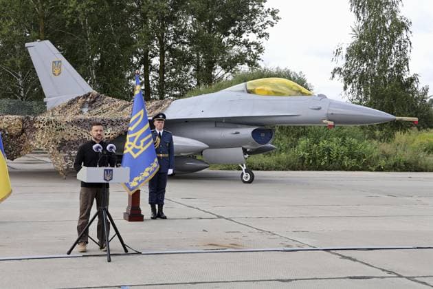 Bilder des Jahres 2024, News 08 August News Themen der Woche KW31 Ukrainian President Zelenskyy Ukrainian President Volodymyr Zelenskyy delivers a speech in front of newly arrived F-16 fighter jets at a location not disclosed for security reasons on Aug. 4, 2024.  A14AA0003241872P