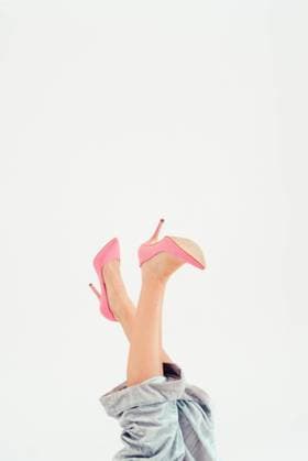 Creative Highlights Symbolbilder Legs up with pink high heels and rolled-up jeans against a white United States, California, Los Angeles R_FBJQ240801-1499811-01 ,model released, Symbolfoto