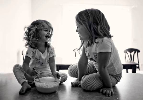 Creative Highlights Symbolbilder Happy young sisters stirring batter in kitchen Wooster, Ohio, United States R_JOKU240801-1497127-01 ,model released, Symbolfoto
