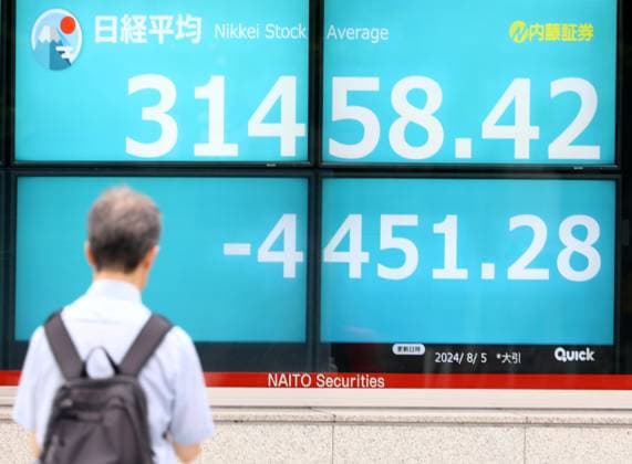 News Themen der Woche KW32 August 5, 2024, Tokyo, Japan - A pedestrian passes before a share prices board in Tokyo on Monday, August 5, 2024. Japan s share prices dropped 4,451.28 yen to close at 31,458.42 yen at the Tokyo Stock Exchange, the largest single-day loss in history. (photo by Yoshio Tsunoda AFLO)  , aflo_262113026.jpg,
