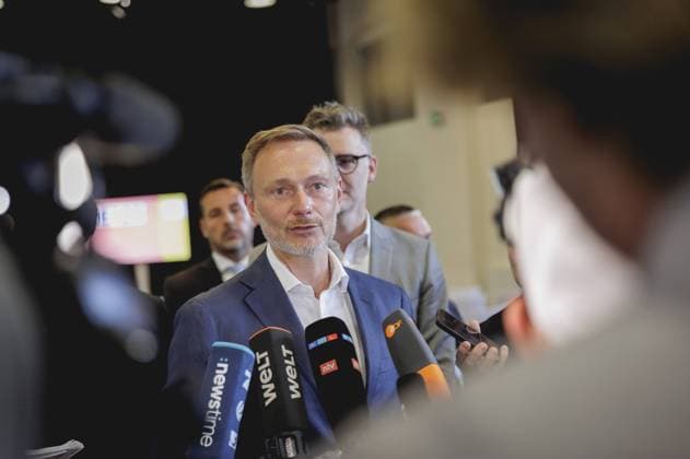 News Themen der Woche KW32 News Bilder des Tages Buergerdialogtour des Bundesministeriums der Finanzen, JETZT Im Dialog mit Christian Lindner, Bundesminister der Finanzen, in Potsdam, 05.08.2024. Fotografiert im Auftrag des Bundesministeriums der Finanzen. Fotografiert im Auftrag des Bundesfinanzministeriums Potsdam Deutschland *** Citizens Dialogue Tour of the Federal Ministry of Finance, NOW In dialog with Christian Lindner, Federal Minister of Finance, in Potsdam, 05 08 2024 Photographed on behalf of the Federal Ministry of Finance Photographed on behalf of the Federal Ministry of Finance Potsdam Germany Copyright: xJulianexSonntag BMF photothek.dex