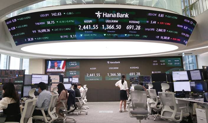 News Themen der Woche KW32 News Bilder des Tages (240805) -- SEOUL, Aug. 5, 2024 -- Staff members work in front of the stock index information screen of Hana Bank in Seoul, South Korea, Aug. 5, 2024. South Korean stocks closed 8.8 percent lower on Monday as investors panicked on rising fears of the U.S. economic recession. The benchmark Korea Composite Stock Price Index (KOSPI) dived 234.64 points, or 8.77 percent, to close at 2,441.55 and the small-cap KOSDAQ index tumbled 88.05 points, or 11.30 percent, to finish at 691.28. ) SOUTH KOREA-SEOUL-STOCKS-PLUNGE YaoxQilin 