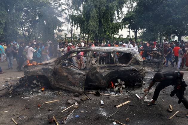 News Bilder des Tages Bangladesch, Proteste in Dhaka August 5, 2024, Dhaka, Dhaka, Bangladesh: After the victory of the people in the huge mass movement of Bangladesh, the public set fire to the government car at Vijay Swarani in Dhaka. Dhaka Bangladesh - ZUMAk174 20240805_zip_k174_016 Copyright: xSyedxMahabubulxKaderx