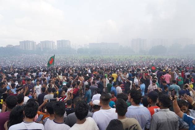 Bangladesch, Proteste in Dhaka August 5, 2024, Dhaka, Dhaka, Bangladesh: August 05 2024 after the intense protests by students and the public, centered around the Long March to Gonobhaban and the quota movement, Prime Minister Sheikh Hasina s cabinet was dissolved, and she resigned and left the country. Following this, the general students and public took control of various important structures in Dhaka, including Gonobhaban, the Parliament House, and the Prime Minister s Office, among several other establishments. Dhaka Bangladesh - ZUMAk185 20240805_zip_k185_015 Copyright: xRubelxKarmakerx