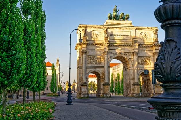 Das Siegestor in München. Das Siegestor in München wurde zwischen 1843 und 1850 nach Plänen von Friedrich von Gärtner im Auftrag von König Ludwig I erbaut. Das Bauwerk schmückt eine Bavariafigur auf einem Vierergespann gezogen von Löwen. Das nach dem Zweiten Weltkrieg wiedererrichtete Bauwerk dient heute mit dem Schriftzug , Dem Sieg geweiht,vom Krieg zerstört zum Frieden mahnend , als Mahnmal. München Bayern Deutschland *** The Victory Gate in Munich The Victory Gate in Munich was built between 1843 and 1850 according to plans by Friedrich von Gärtner on behalf of King Ludwig I The building is adorned with a Bavaria figure on a team of four pulled by lions The building, which was rebuilt after the Second World War, now serves as a memoria Copyright: xRolfxPossx