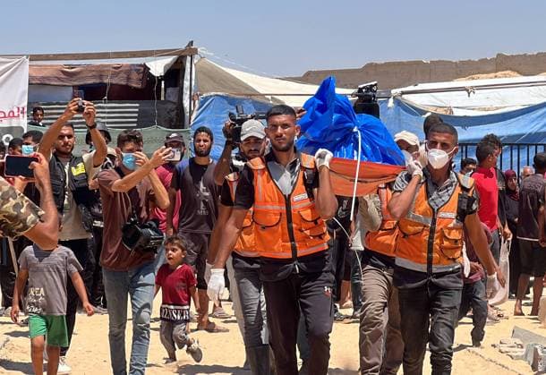 Bilder des Jahres 2024, News 08 August News Themen der Woche KW32 News Bilder des Tages Nahostkonflikt, Gaza, Israel übergibt Leichen von über 80 Palästinensern in Khan Youn People watch as some of the 84 bodies of Palestinians handed over by Israeli forces are buried in a mass grave, in Khan Younis People watch as some of the 84 bodies of Palestinians handed over by Israeli forces are buried in a mass grave, in Khan Younis, southern Gaza Strip, 05 August 2024. The bodies were buried in the Turkish Cemetery after being returned by Israeli forces earlier in the day, the Palestinian Health Ministry in Gaza confirmed. More than 39,000 Palestinians and over 1,400 Israelis have been killed, according to the Palestinian Health Ministry and the Israel Defense Forces (IDF), since Hamas militants launched an attack against Israel from the Gaza Strip on 07 October 2023, and the Israeli operations in Gaza and the West Ban Copyright: xapaimagesxAbdullahxAbuxAl-Khairx xapaimagesx