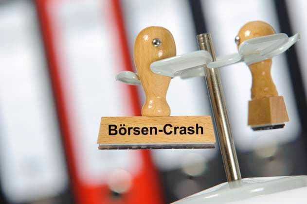 Börsen-Crash Ein Holzstempel ist beschriftet mit dem Aufdruck: Börsen-Crash *** Stock market crash A wooden stamp is inscribed with the words stock market crash