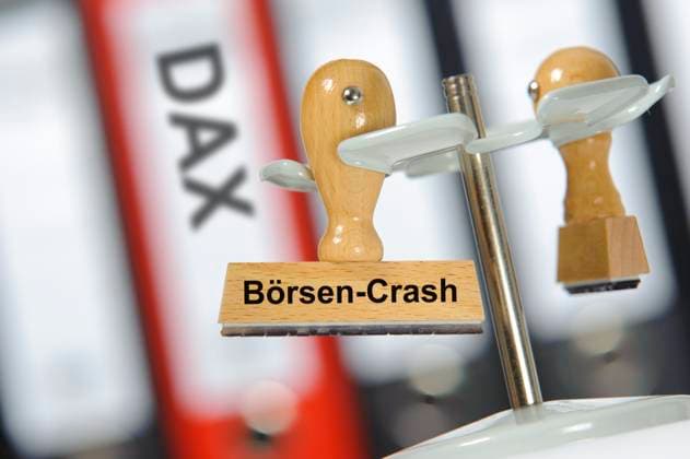 Börsen-Crash Ein Holzstempel ist beschriftet mit dem Aufdruck: Börsen-Crash *** Stock market crash A wooden stamp is inscribed with the words stock market crash