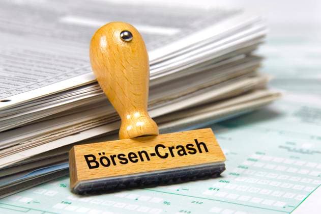 Börsen-Crash Ein Holzstempel ist beschriftet mit dem Aufdruck: Börsen-Crash *** Stock market crash A wooden stamp is inscribed with the words stock market crash