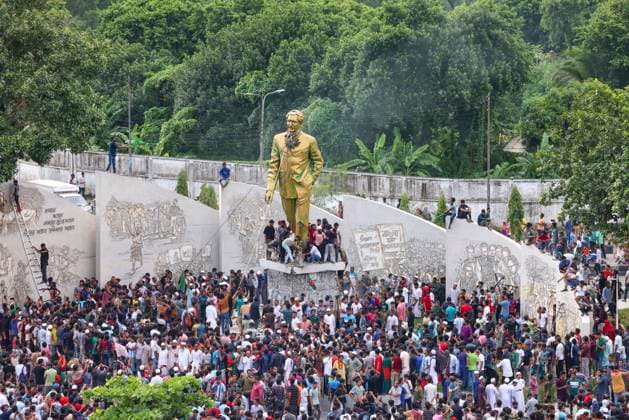 Bangladesh Protests Protesters are climbing a public monument as they are celebrating the news of Prime Minister Sheikh Hasina s resignation in Dhaka, Bangladesh, on August 5, 2024. Bangladeshi Prime Minister Sheikh Hasina s 15-year rule is ending on August 5, as she is fleeing after more than a month of deadly protests as the military is announcing it will form an interim government. Dhaka Bangladesh  Copyright: xKazixSalahuddinxRazux originalFilename: salahuddin-notitle240805_npjr5.jpg