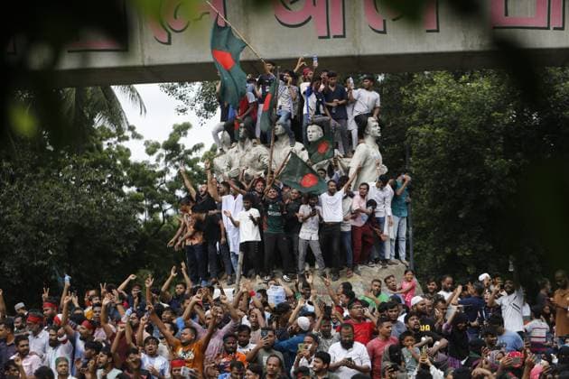 People Celebrates In Bangladesh Anti-government protestors are celebrating at Dhaka University after the fall of the country s Prime Minister Sheikh Hasina following a deadly clash between police, pro-government forces, and anti-Quota protesters in Dhaka, Bangladesh, on August 5, 2024. Dhaka Bangladesh  Copyright: xRehmanxAsadx originalFilename: asad-notitle240805_npCsy.jpg