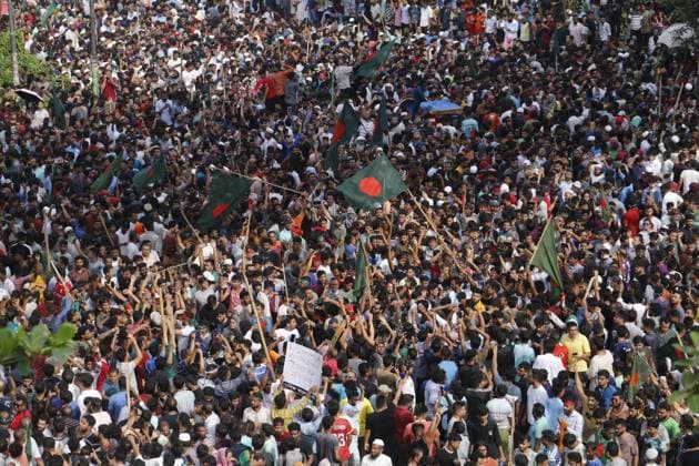 People Celebrates In Bangladesh Anti-government protestors are celebrating in Shahbag after the fall of the country s Prime Minister Sheikh Hasina after a deadly clash between police, pro-government forces, and anti-Quota protesters in Dhaka, Bangladesh, on August 5, 2024. Dhaka Bangladesh  Copyright: xRehmanxAsadx originalFilename: asad-notitle240805_npezr.jpg