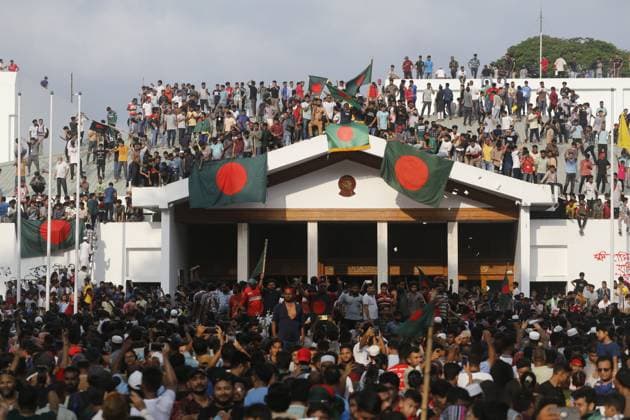 People Celebrates In Bangladesh Bangladeshi people are celebrating at the country s Prime Minister Sheikh Hasina s office after she fled and resigned in Dhaka, Bangladesh, on August 5, 2024. Dhaka Bangladesh  Copyright: xRehmanxAsadx originalFilename: asad-notitle240805_npUKQ.jpg