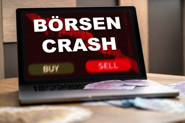 5 August 2024: Laptop computer with red stock chart and the words: Stock market crash. PHOTOMONTAGE *** Laptop Computer mit rotem Aktien-Chart und dem Schriftzug: Börsencrash. FOTOMONTAGE