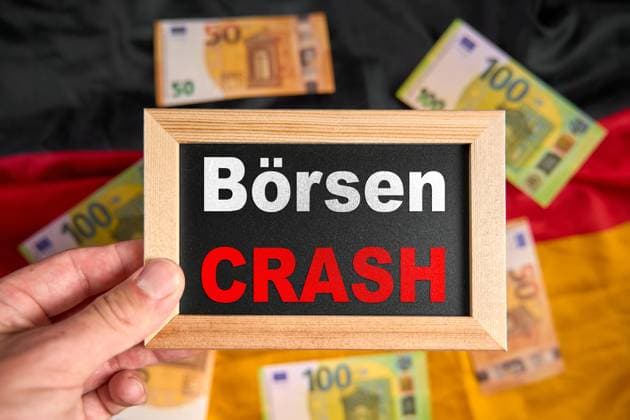 5 August 2024: Hand holding a plaque above the German flag and euro banknotes with the inscription: Stock market crash. PHOTOMONTAGE *** Hand hält eine Tafel über Deutschland Flagge und Euro Geldscheine mit Aufschrift: Börsen-Crash. FOTOMONTAGE