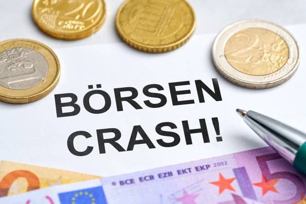 5 August 2024: Stock market crash! Symbolic image of the collapse of the financial markets. Euro banknotes with the words: Stock market crash. PHOTOMONTAGE *** Börsencrash! Symbolbild Einbruch der Finanzmärkte. Euro Geldscheine mit dem Schriftzug: Börsen Crash. FOTOMONTAGE