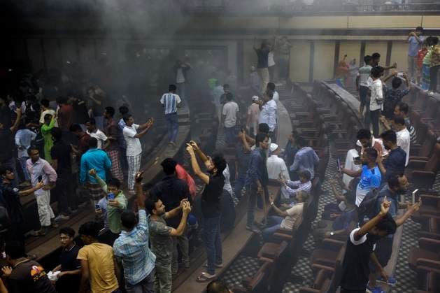 August 5, 2024, Dhaka, Bangladesh: Bangladeshi anti-government protestors gather to vandalize Prime Minister Sheikh Hasina s palace in Dhaka. Bangladesh army chief Waker-Uz-Zaman spent nearly four decades rising to the top of the military and said on August 5, he was taking full responsibility after Prime Minister Sheikh Hasina was ousted and fled. Dhaka Bangladesh - ZUMAa130 20240805_fap_a130_005 Copyright: xKMxAsadx