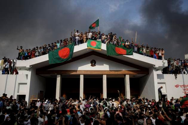 Bilder des Jahres 2024, News 08 August News Themen der Woche KW32 News Bilder des Tages August 5, 2024, Dhaka, Bangladesh: Bangladesh anti-government protester gather as they storm Prime Minister Sheikh Hasina s palace in Dhaka. Bangladeshi Prime Minister Sheikh Hasina s 15-year rule ended on August 5, 2024 as she fled after more than a month of deadly protests as the military announced it would form an interim government. Dhaka Bangladesh - ZUMAa130 20240805_fap_a130_014 Copyright: xKMxAsadx