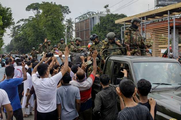 August 5, 2024, Dhaka, Bangladesh: Anti-government protester clapping for the Army in the street during long march to Prime Minister Sheikh Hasina s palace in Dhaka. Bangladeshi Prime Minister Sheikh Hasina s 15-year rule ended on August 5, 2024 as she fled after more than a month of deadly protests as the military announced it would form an interim government. Dhaka Bangladesh - ZUMAa130 20240805_fap_a130_027 Copyright: xKMxAsadx