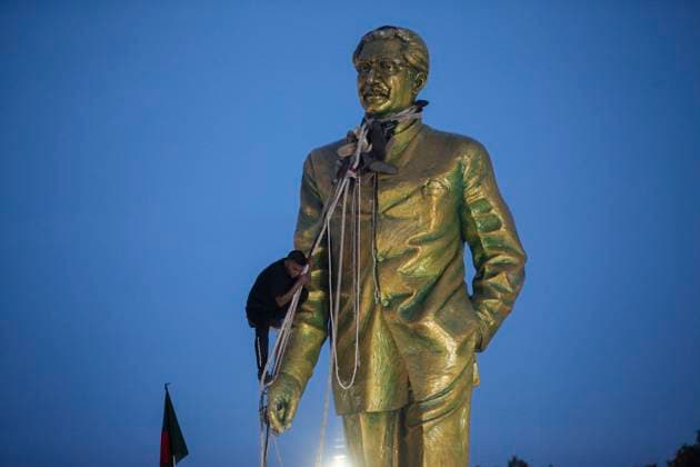 August 5, 2024, Dhaka, Dhaka, Bangladesh: Anti-government protestors climbs atop a statue of Sheikh Mujibur Rahman, Bangladesh s founding father and parent of the country s ousted Prime Minister Sheikh Hasina, in Dhaka on August 5, 2024. Bangladeshi Prime Minister Sheikh Hasina s 15-year rule ended on August 5, as she fled after more than a month of deadly protests as the military announced it would form an interim government. Dhaka Bangladesh - ZUMAj163 20240805_zip_j163_001 Copyright: xAbuxSufianxJewelx
