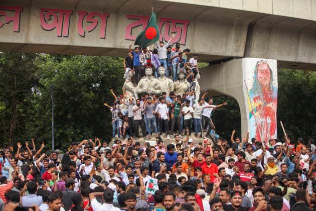 August 5, 2024, Dhaka, Dhaka, Bangladesh: Anti-government protestors celebrate in Dhaka on August 5, 2024. Protests in Bangladesh that began as student-led demonstrations against government hiring rules in July culminated on August 5, in the prime minister fleeing and the military announcing it would form an interim government. Dhaka Bangladesh - ZUMAj163 20240805_zip_j163_015 Copyright: xAbuxSufianxJewelx