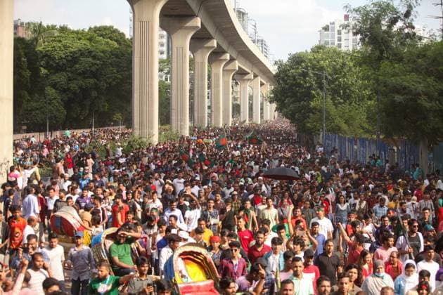 Anti-government Protest in Bangladesh Anti-government protestors march towards Bangladesh prime minister s residence in Dhaka on August 5, 2024. Dhaka Dhaka Bangladesh Copyright: xAbuxSufianxJewelx