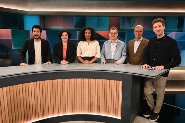 News Themen der Woche KW32 News Bilder des Tages Journalist Jörg Wimalasena, l-r, Politikerin Amira Mohamed Ali, Journalistin Alice Hasters, Politiker Ralf Stegner, Politker Norbert Röttgen und Moderator Louis Klamroth in der ARD Talkshow Hart aber fair mit dem Thema Trump oder Harris: Was steht bei der US-Wahl auf dem Spiel? *** Journalist Jörg Wimalasena, l r, politician Amira Mohamed Ali, journalist Alice Hasters, politician Ralf Stegner, politician Norbert Röttgen and presenter Louis Klamroth on the ARD talk show Hart aber fair with the topic Trump or Harris What is at stake in the US election?