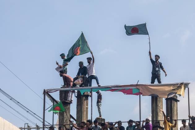 Dhaka celebrate the resignation of the Prime Minister - 05 Aug 2024 Anti-government protestors wave Bangladesh National flags during the celebrations in Shahbag near Dhaka University. Thousands of people are celebrating the resignation of Bangladeshi Prime Minister Sheikh Hasina. Protests in Bangladesh that began as student-led demonstrations against government hiring rules in July culminated on August 5, in the prime minister fleeing and the military announcing it would form an interim government. Dhaka Bangladesh Copyright: xSazzadxHossainx xSOPAxImagesx Anti-government protestors celebrate _sazzad hossain (23)