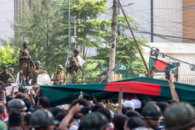 Dhaka celebrate the resignation of the Prime Minister - 05 Aug 2024 People shake hands with the army personnel at Shahbagh during the celebration in Shahbag near Dhaka University area. Thousands of people are celebrating the resignation of Bangladeshi Prime Minister Sheikh Hasina. Protests in Bangladesh that began as student-led demonstrations against government hiring rules in July culminated on August 5, in the prime minister fleeing and the military announcing it would form an interim government. Dhaka Bangladesh Copyright: xSazzadxHossainx xSOPAxImagesx Anti-government protestors celebrate _sazzad hossain (35)