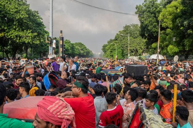 Dhaka celebrate the resignation of the Prime Minister - 05 Aug 2024 Anti-government protestors march on the street during the celebrations. Thousands of People celebrate the resignation of Bangladeshi Prime Minister Sheikh Hasina. Protests in Bangladesh that began as student-led demonstrations against government hiring rules in July culminated on August 5, in the prime minister fleeing and the military announcing it would form an interim government. Dhaka Bangladesh Copyright: xSazzadxHossainx xSOPAxImagesx Anti-government protestors celebrate _sazzad hossain (55)