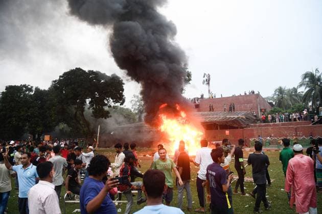 August 5, 2024, Dhaka, Bangladesh: A car seen on fire inside the Ganobhaban during the celebration at the country s Prime Minister Sheikh Hasina s residence after she fled and resigned. Thousands of People celebrate the resignation of Bangladeshi Prime Minister Sheikh Hasina. Protests in Bangladesh that began as student-led demonstrations against government hiring rules in July culminated on August 5, in the Prime Minister fleeing and the military announcing it would form an interim government. Dhaka Bangladesh - ZUMAs197 20240805_aaa_s197_093 Copyright: xPiyasxBiswasx