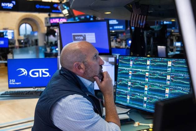 News Themen der Woche KW32 News Bilder des Tages (240805) -- NEW YORK, Aug. 5, 2024 -- A trader works on the trading floor of the New York Stock Exchange (NYSE) in New York, the United States, on Aug. 5, 2024. U.S. stocks ended sharply lower on Monday. The Dow Jones Industrial Average fell by 1,033.99 points, or 2.60 percent, to 38,703.27. The S&P 500 sank 160.23 points, or 3.00 percent, to 5,186.33. The Nasdaq Composite Index shed 576.08 points, or 3.43 percent, to 16,200.08. (Photo by Xinhua) U.S.-NEW YORK-STOCKS-FALL MichaelxNagle 