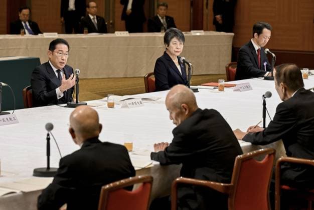 News Themen der Woche KW32 News Bilder des Tages 79th anniversary of U.S. atomic bombing of Hiroshima (From L, back) Japanese Prime Minister Fumio Kishida and Foreign Minister Yoko Kamikawa attend a meeting with atomic bomb survivor groups in Hiroshima on Aug. 6, 2024, the 79th anniversary of the U.S. atomic bombing of the western Japan city.  A14AA0003247084P