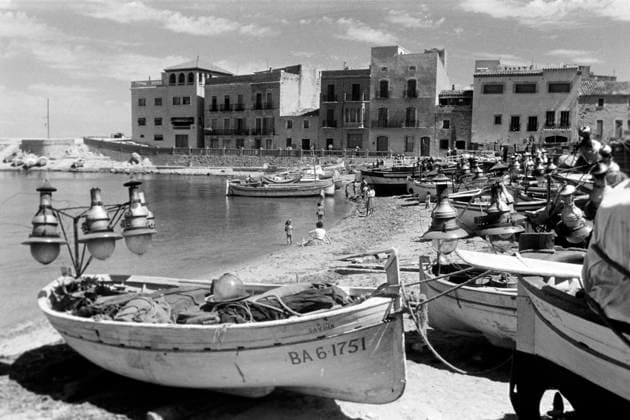 Archivbilder der Woche KW32 Zu Besuch in L Escala Umgeben von vertäuten Fischerbooten, Frauen und Kinder beim Baden am Strand von L Escala, im Hintergrund die typischen Häuser der Region, Costa Brava 1957. Surrounded by moored fishing boats, women and children bathing on the beach of L Escala, typical local houses in the background, Costa Brava 1957., L Escala Katalonien Spanien Copyright: ErichxAndres EAN_6210158