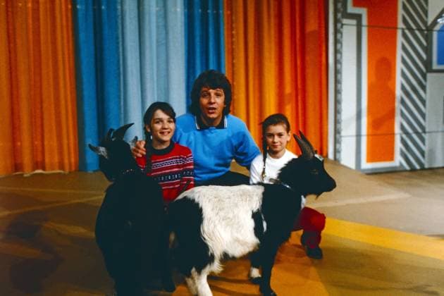 1, 2 oder 3 1, 2 oder 3, Kinderquizshow, Deutschland 1982, Regie: Pit Weyrich, Im Bild: Selbstversorger Michael Schanze hat Ziegen mit ins Studio gebracht, Copyright: Kindermann Nur redaktionelle Nutzung. Editorial usge only. KIN_7401009036 EDITORIAL USE ONLY