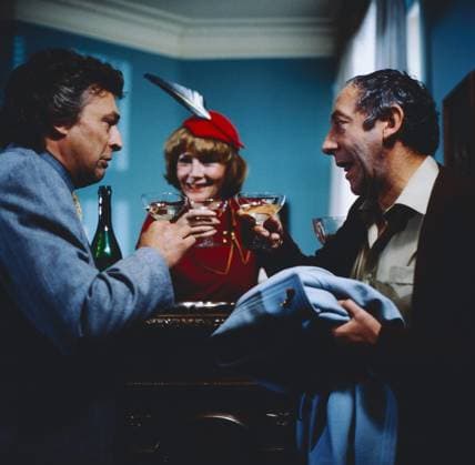 Alles im Eimer Alles im Eimer, deutsche Kriminalkomödie von Ralf Gregan, ZDF, 1983, Szene: Rainer Brandt, Rotraud Schindler, Dieter Hallervorden, Copyright: Kindermann Nur redaktionelle Nutzung. Editorial use only. KIN_7401009174 EDITORIAL USE ONLY