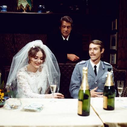 Du entkommst uns nicht Du entkommst uns nicht, TV-Film, Deutschland 1975, Regie: Bernd Fiedler, Darsteller: Sabina Trooger, Siemen Rühaak als Brautpaar, Deutschland Copyright: kpa kpa_55045256 EDITORIAL USE ONLY