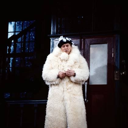 Eine phantastische Nacht Eine phantastische Nacht, Theater am Kurfürstendamm in Berlin, Inszenierung: Jürgen Wölffer, ZDF Aufzeichnung, 1978, Szene: Günter Pfitzmann als Michael Jardeen, ein weisser Bär , der Nachbar von Alix Carpenter., Berlin Deutschland Copyright: kpa kpa_55045353 EDITORIAL USE ONLY