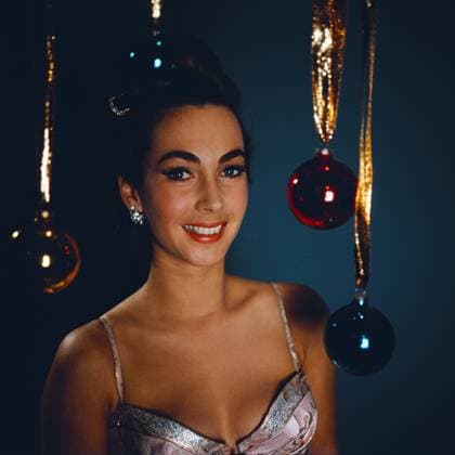 KARIN DOR Karin Dor, deutsche Schauspielerin, Portrait mit Christbaumkugeln circa 1958, Deutschland Copyright: kpa kpa_55045506 EDITORIAL USE ONLY